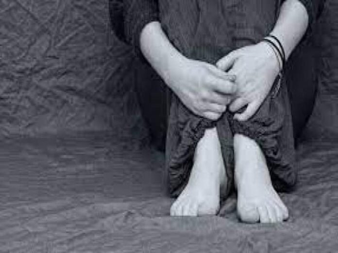 उज्जैन की महिला से इंदौर में रेप:  पति पर डिवोर्स का केस लगवाया,वीडियो और मैसेज का डर दिखाकर बच्चो को करता था ब्लैकमेल - Indore News