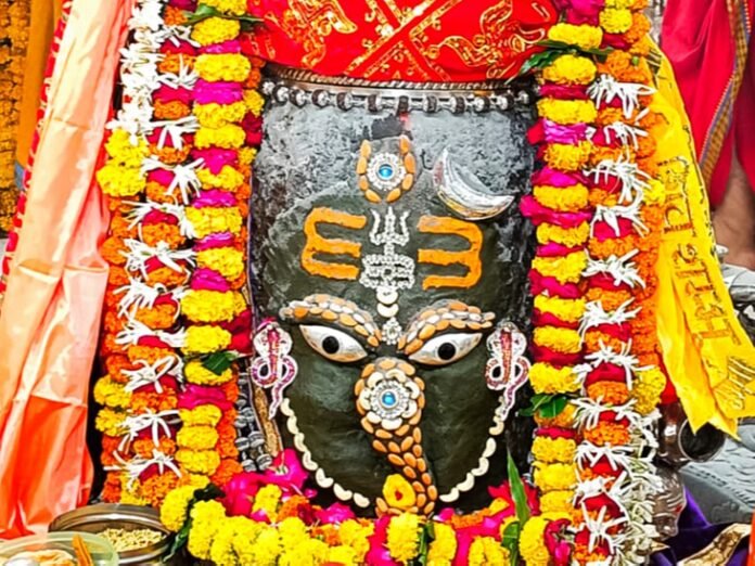 बुधवार भस्म आरती दर्शन:  भांग चन्दन सूखे मेवे से महाकाल का भगवान गणेश के स्वरूप में श्रृंगार - Ujjain News
