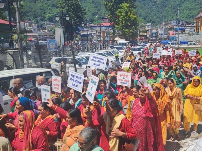 महिलाओं ने बस स्टॉप को बहाल करने की मांग की:  मंडी में विरोध प्रदर्शन किया; उपायुक्त और एसपी को मांग पत्र सौंपे - Mandi (Himachal Pradesh) News