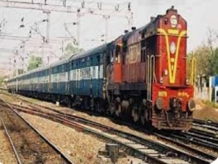 आजमगढ़ से नहीं मऊ से चलेगी कैफियत एक्सप्रेस:  23 को मऊ-आजमगढ़ के बीच निरस्त रहेगी ट्रेन, कई अन्य ट्रेनों के रूट में हुआ डायवर्जन - Azamgarh News
