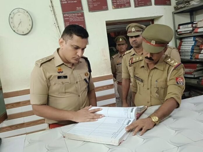 उन्नाव में एसपी दीपक भूकर ने संभाला कार्यभार:  हनुमान मंदिर में की पूजा, अचलगंज थाने का औचक निरीक्षण किया - Unnao News