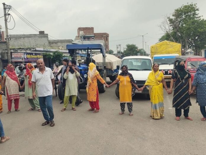 चरखी दादरी में जलभराव की समस्या से लोग परेशान:  सड़क जाम कर जताया रोष; बोले- शहर में नहीं है निकासी का पुख्ता प्रबंध - Charkhi dadri News