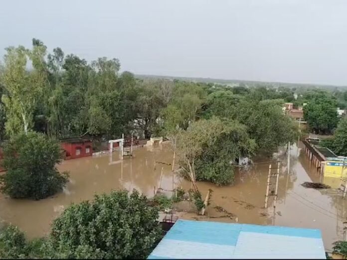 झज्जर में माइनर टूटने से 6 गांवों में जलभराव:  जायजा लेने पहुंची कांग्रेस विधायक गीता भुक्कल, चुनावी कार्यक्रम छोड़ किया गांवों का दौरा - Jhajjar News