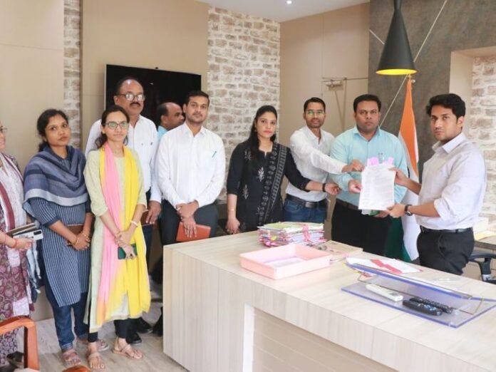 तहसील न्यायालय बंद, बिना सुनवाई लौटे पक्षकार:  अनिश्चितकालीन हड़ताल पर गए तहसीलदार और नायब तहसीलदार, जबलपुर में तहसीलदार पर एफआईआर का विरोध - Balaghat (Madhya Pradesh) News