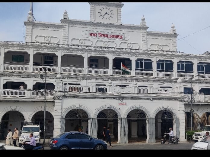 पार्क में अस्थायी निर्माण के विरोध में हंगामा:  इंदिरानगर सी ब्लाक के रानी झांसी वाहिनी पार्क में हो रहा था निर्माण - Lucknow News