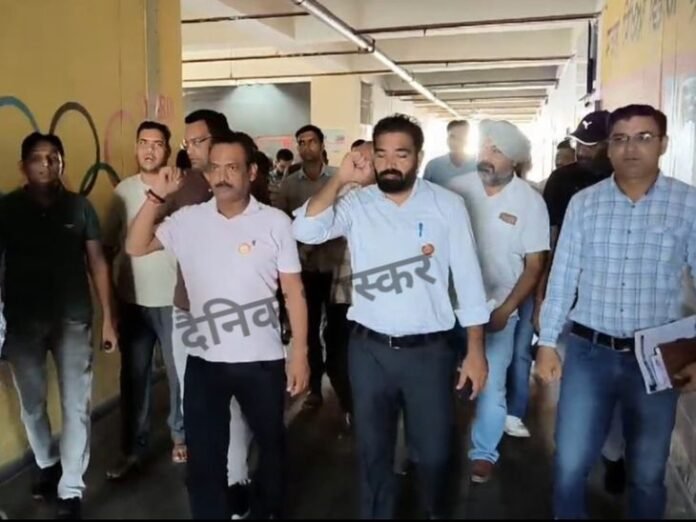 फाजिल्का में सरकार के पायलट प्रोजेक्ट का विरोध:  डेमोक्रेटिक टीचर फ्रंट ने जताई आपत्ति, जिला शिक्षा अधिकारी को दिया मांग पत्र - Fazilka News