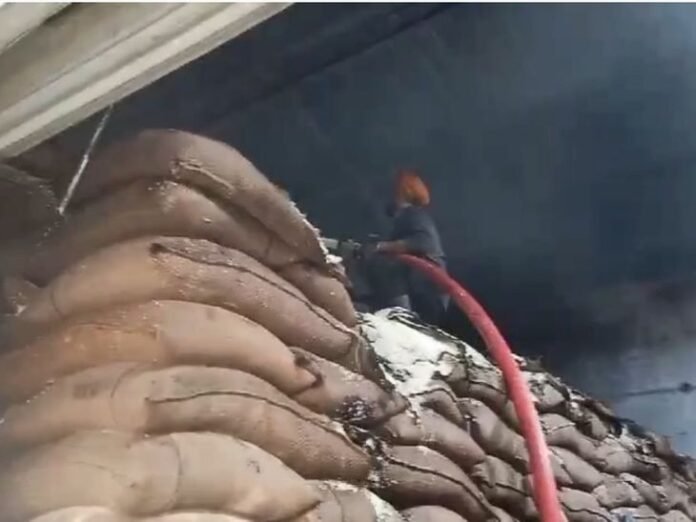 बरनाला ​​​​​​​में FCI गोदाम में लगी आग:  चावल के कट्टे जले; कड़ी मशक्कत के बाद पाया काबू - Barnala News