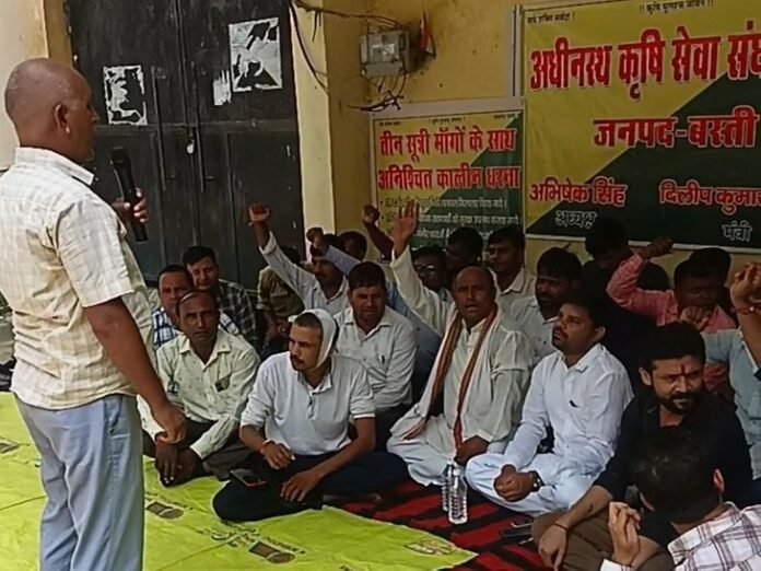 बस्ती में दोषियों की गिरफ्तारी न होने पर धरना:  दो दिन का दिया अल्टीमेटम, कई संगठनों ने दिया समर्थन - Basti News