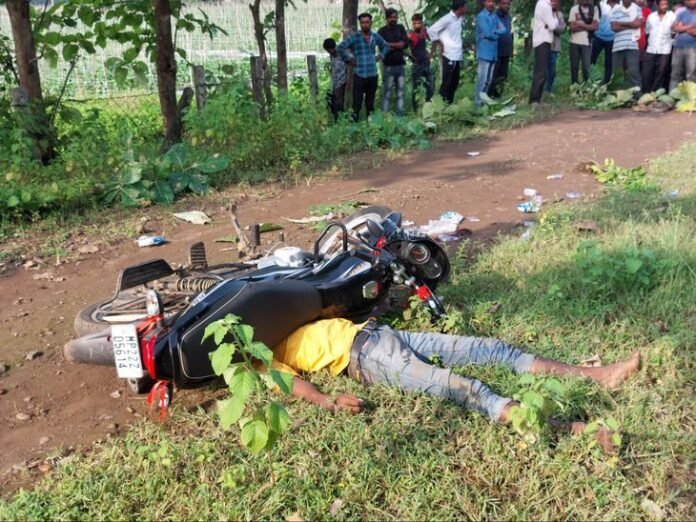 बाइक के नीचे दबा मिला युवक का शव:  गले पर धारदार हत्यार के निशान, छपारा के सरंडिया ग्राम की घटना - Seoni News
