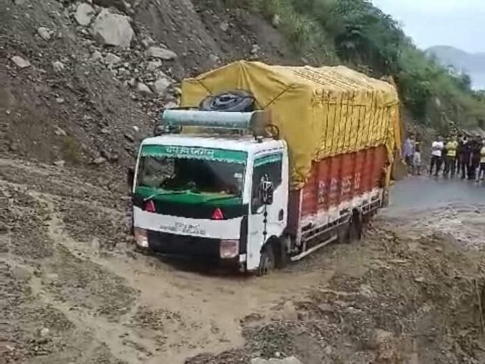 मंडी में 9 व 6 मील के पास भूस्खलन:  चंडीगढ़-मनाली NH बंद, सड़क पर मलबे में फंसा ट्रक; मार्ग बहाल करने में जुटी टीम - Mandi (Himachal Pradesh) News
