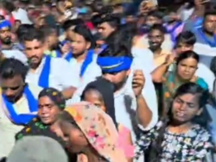 मिर्जापुर में बालक की हत्या से गुस्साए ग्रामीणों का प्रदर्शन:  कहा- आरोपी को समाज के हवाले करे फांसी, गला रेतकर हुई थी हत्या - Mirzapur News