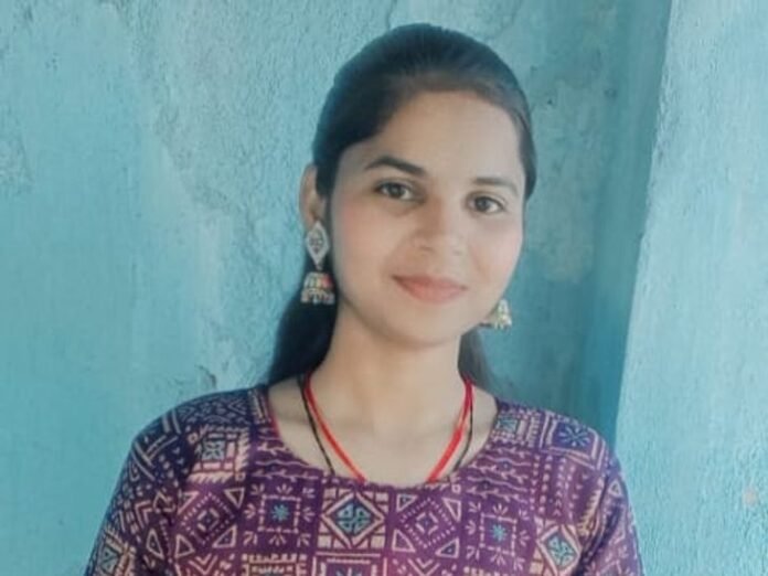 युवती ने फांसी लगाकर किया सुसाइड:  पहले छोटी बहन ने फंदे पर लटका देखा था, पुलिस जांच में जुटी - datia News