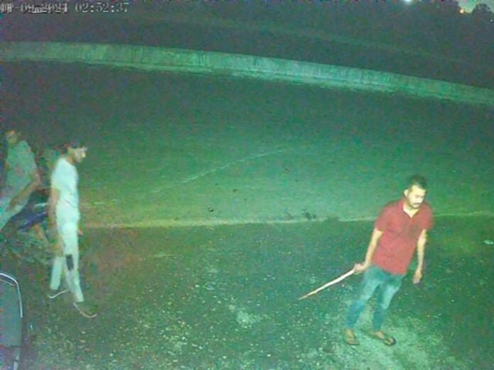 रतलाम में मेडिकल छात्रों की गुंडागर्दी:  ढाबे पर खाना खाकर रुपए नहीं दिए, संचालक को पीटा; सीसीटीवी में कैद हुए स्टूडेंट - Ratlam News