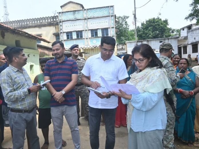 राशन वितरण में अनियमितता की शिकायत:  बोकारो डीसी पहुंची सोनाबाद, राशन दुकानदार हराधन तुरी के खिलाफ एफआईआर का निर्देश - Bokaro News