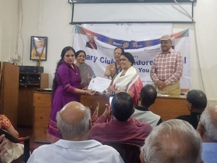 रोटरी क्लब ऑफ इंदौर सेंट्रल टीचर्स एक्सीलेंस अवॉर्ड समारोह:  इंदु पाराशर को किया सम्मानित, हिंदी की वैश्विक स्थिति पर मुख्य अतिथि ने दिया वक्तव्य - Indore News