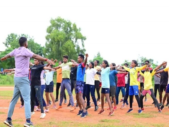 विधायक का ट्रेनिंग कैंप...नगर सैनिक के लिए युवाओं को प्रशिक्षण:  सीतापुर में रामकुमार टोप्पो ने खोला MLA कोचिंग सेंटर, अभ्यर्थी फ्री में कर रहे पढ़ाई - Ambikapur (Surguja) News