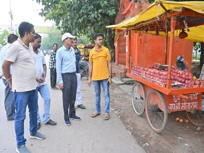 संडे के दिन नए निगम आयुक्त का दौरा:  ज्वाइन करते ही ऐक्शन मोड में दिखे बजरंग, हुई अतिक्रमण पर कार्रवाई - durg-bhilai News