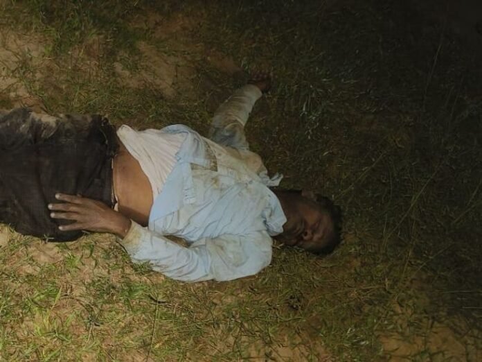 सड़क किनारे पड़ा मिला युवक का शव:  परिजनों ने जताई अनहोनी की आशंका, पुलिस जांच में जुटी - Hapur News