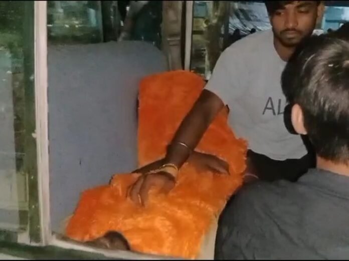 सेंटरिंग खोलने गए मजदूर की दम घुटने से मौत:  गोपालगंज में दो की हालत गंभीर, एक को सदर अस्पताल किया गया रेफर - Gopalganj News