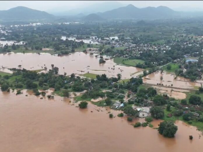 48 घंटे की बारिश से CG-आंध्र-ओडिशा में बाढ़:  सबरी-गोदावरी नदी उफान पर, नेशनल हाईवे-30 पर पानी भरा, देखिए ड्रोन से बाढ़ के हालात - Sukma News