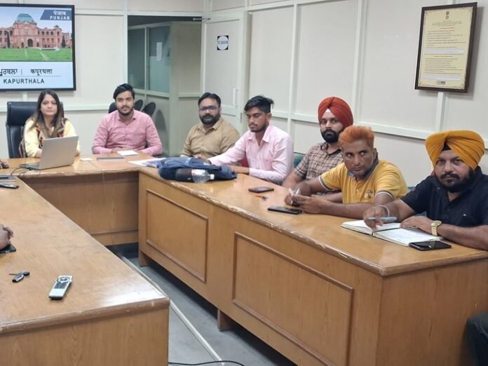 कपूरथला में ग्राम पंचायत चुनाव को लेकर दी ट्रेनिंग:  बॉडी पोल एक्टिविटी मैनेजमेंट की दी जानकारी, पोलिंग पार्टियों का गठन करना बताया - Kapurthala News