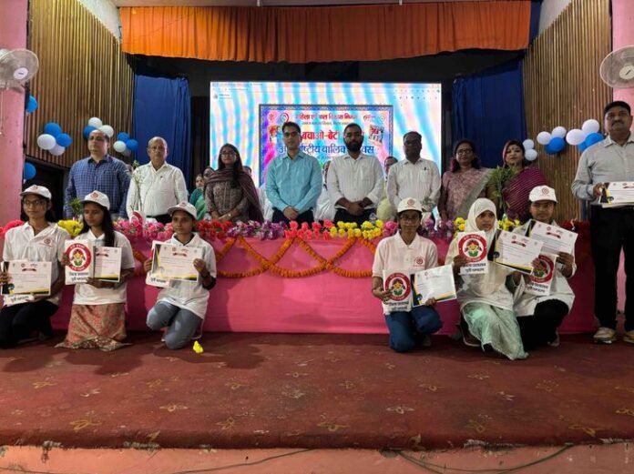 अंतरराष्ट्रीय बालिका दिवस पर बेटियां सम्मानित:  मोतिहारी में कार्यक्रम का आयोजन, DM ने बेटियों को दिया पत्र और टैब - Motihari (East Champaran) News