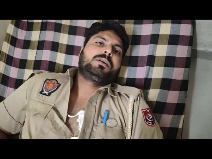 अबोहर में पुलिस टीम पर हमला:  डीएसपी के गनमैन घायल, गड़बड़ी की सूचना पर पहुंचे थे अधिकारी, पूर्व सरपंच पर कार्रवाई - Abohar News