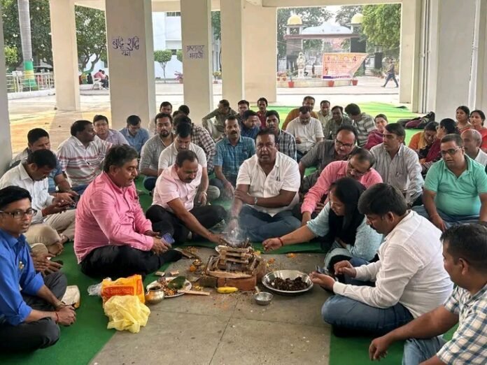 अवध यूनिवर्सिटी में शिक्षक नहीं खत्म करेंगे आंदोलन:  9वें दिन भी शिक्षकों का धरना जारी, विवि प्रशासन पर वादाखिलाफी और हठधर्मिता का आरोप - Ayodhya News