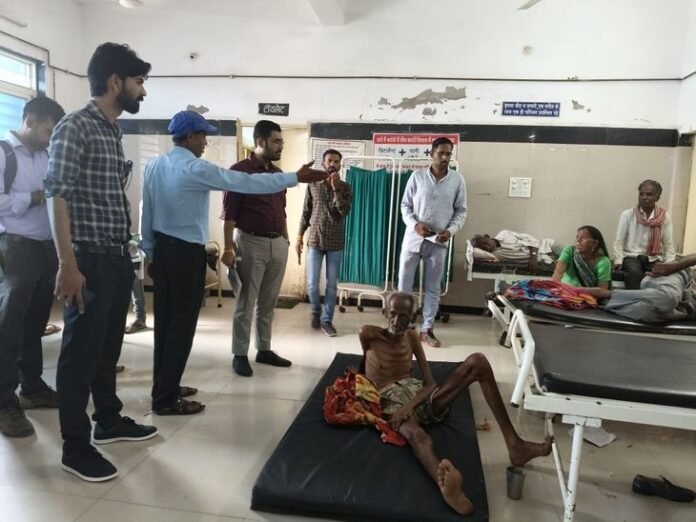 उप संचालक ने जिला अस्पताल का किया औचक निरीक्षण:  एक्सपायर हो चुकी दवाइयां देख भड़की टीम; मेजर ओटी में ताला लगा मिला - Ashoknagar News