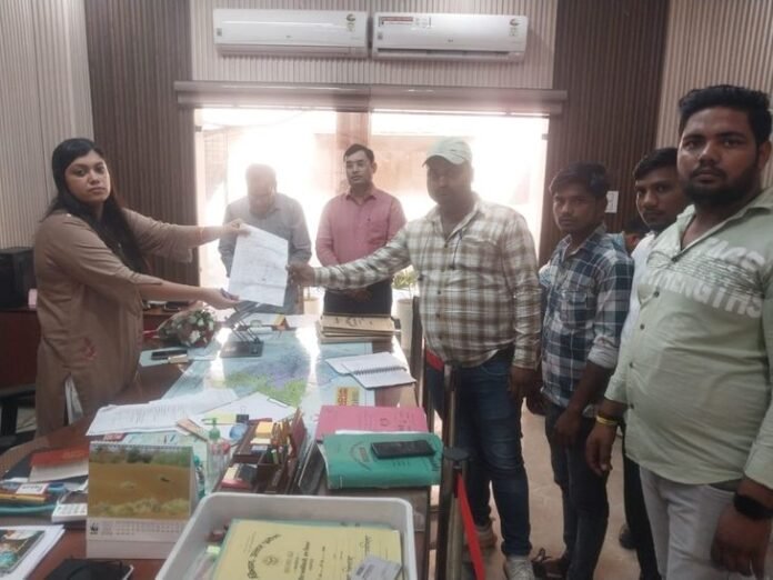 ऑटो चालकों ने एआरटीओ के खिलाफ किया प्रदर्शन:  टैक्सी फिटनेस नहीं बनाने पर डीएम को सौंपा ज्ञापन - Kasganj News
