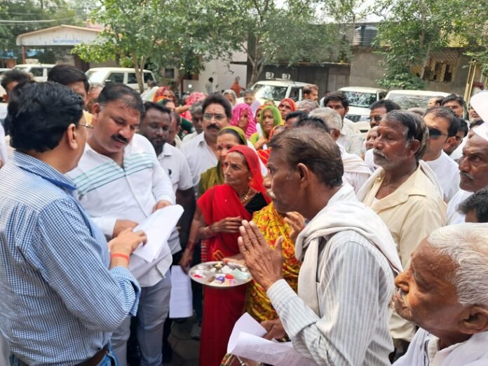 खंडवा में ढोल-मंजीरा बजाते हुए जनसुनवाई में पहुंचे ग्रामीण:  अफसर को तिलक लगाया फिर आरती की, बोले- मंदिर वहीं बनाएंगे - Khandwa News