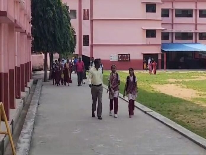 गांधी जयंती पर स्कूल में धर्मसभा, कलेक्टर ने थमाया नोटिस:  कार्मेल स्कूल में 200 से अधिक बच्चों को बुलाया, DEO से प्रिंसपल ने बोला झूठ - Ambikapur (Surguja) News