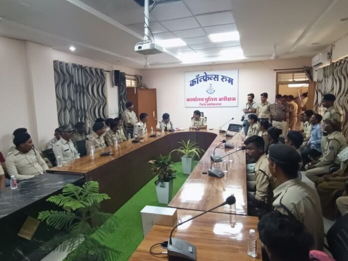 ग्राम और नगर रक्षा समिति के सदस्य सम्मानित:  एसपी ने प्रमाण पत्र देकर उनका हौसला अफजाई किया - Ashoknagar News