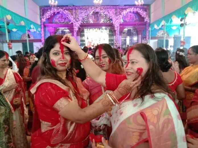 चाईबासा के पूजा पंडालों में सिंदूर खेला:  बंगाली समुदाय ने किया पारंपरिक नृत्य, एक-दूसरे को दी बधाई - Chaibasa (West Singhbhum) News