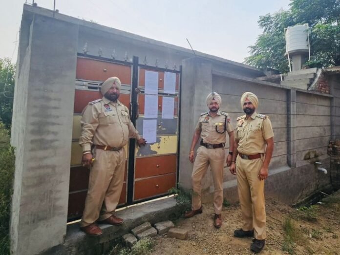 जगराओं में महिला तस्कर की प्रॉपर्टी जब्त:  डीएसपी ने चिपकाया नोटिस, साथी के साथ मिलकर बेचती थी चूरा पोस्त - Jagraon News