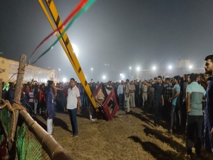 जांजगीर-चांपा में रावण दहन से पहले गिरी क्रेन मशीन:  पिता और ढाई साल की मासूम गंभीर रूप से घायल; दोनों पैर की हड्डी टूटी - janjgir champa News