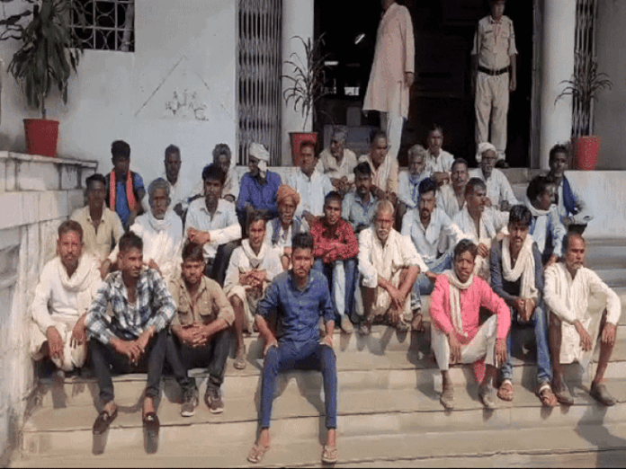 टेम नदी डैम ​​​​​​​के डूब प्रभावित किसान पहुंचे भोपाल:  कलेक्टोरेट की सीढ़ियों पर बैठे, सिंधोड़ा के जंगल में जमीन लेने से किया इनकार - Bhopal News