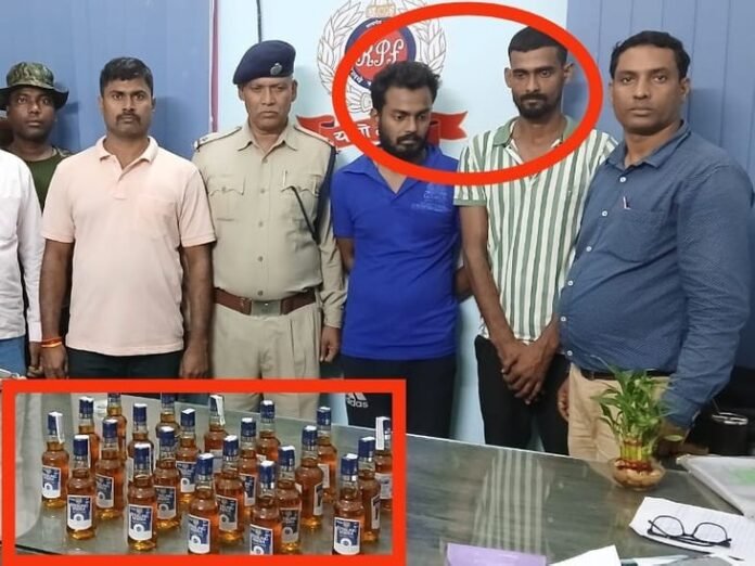 ट्रेन में बेची जा रही थी शराब:  टाटा-बेंगलुरु एक्सप्रेस के अंटेडर ट्रेन में बेच रहे थे शराब, फ्लाइंग स्क्वाड ने पकड़ा - Jamshedpur (East Singhbhum) News