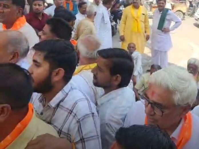 डिबाई विधायक के खिलाफ सड़कों पर उतरा ब्राह्मण समाज:  पूर्व विधायक गुडडू पंडित के नेतृत्व में किया कलक्ट्रेट का घेराव, भगवान परशुराम पर दिया था विवादित बयान - Bulandshahr News