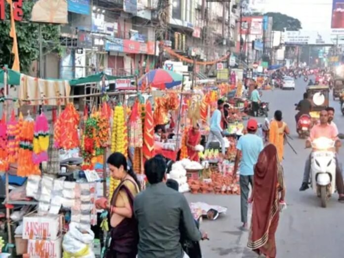 दीपावली पर बाजारों में उमड़ी भीड़:  पूजन- ने सजावटी समानों की हुई जमकर बिक्री, मंहगे दामों में बिक रहे फूल - Raipur News