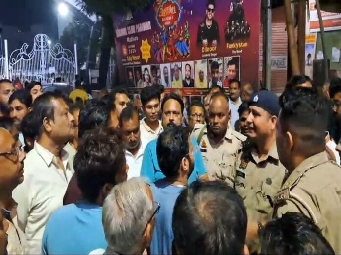 नगर निगम के अधिकारी पर लगा छेड़छाड़ का आरोप:  मथुरा में पॉश कॉलोनी की महिलाओं ने किया हंगामा,मेयर के खिलाफ की नारेबाजी - Mathura News