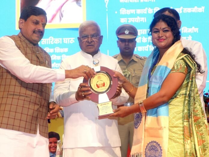 नर्मदापुरम की शिक्षिका सारिका घारू राज्‍यस्‍तरीय कार्यक्रम में हुईं सम्मानित:  खगोल वैज्ञानिक के प्रति जागरूकता के लिए राज्‍यपाल और CM से मिला सम्मान - narmadapuram (hoshangabad) News