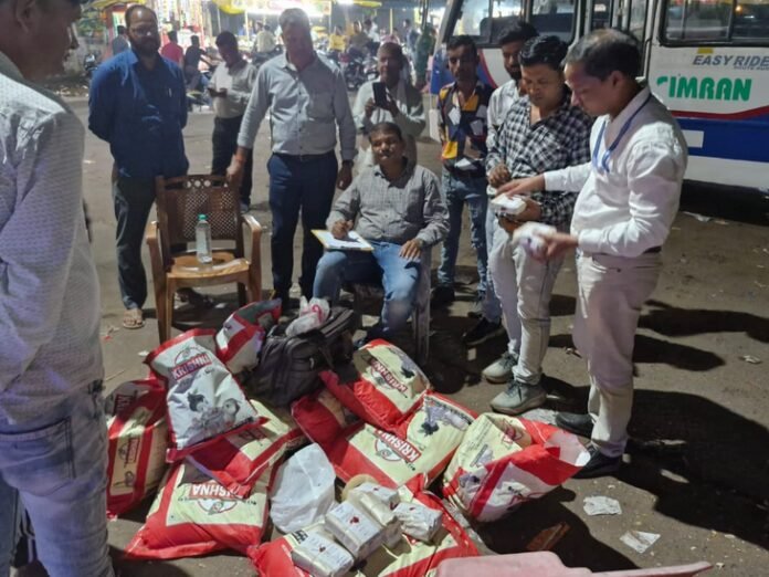 नर्मदापुरम में बस से 300 किलो मावा जब्त:  भोपाल से भोरा जा रहा था, 3 दिन पहले पकड़े मावे के मालिक का विभाग को कुछ पता नहीं - narmadapuram (hoshangabad) News