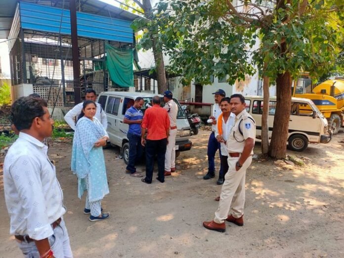 नो पार्किंग जोन में खड़े वाहनों के चालान काटे:  बड़वानी के महिला अस्पताल में आरटीओ और ट्रैफिक पुलिस की कार्रवाई - Barwani News
