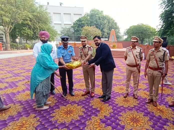 बरनाला में शहीद परिजनों को किया सम्मानित:  शहीदी दिवस पर दी श्रद्धांजलि, अफसरों ने सुनी परिवार वालों की समस्याएं - Barnala News