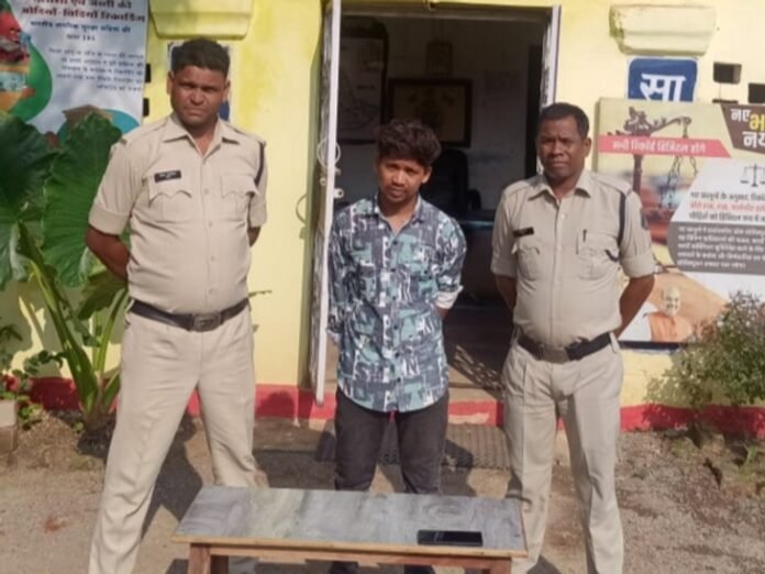 बिलासपुर में PM आवास योजना में हितग्राहियों से अवैध वसूली:  कियोस्क सेंटर संचालक बोला- सरपंच पति के कहने पर लिए पैसे और अकाउंट में किया ट्रांसफर, गिरफ्तार - Bilaspur (Chhattisgarh) News