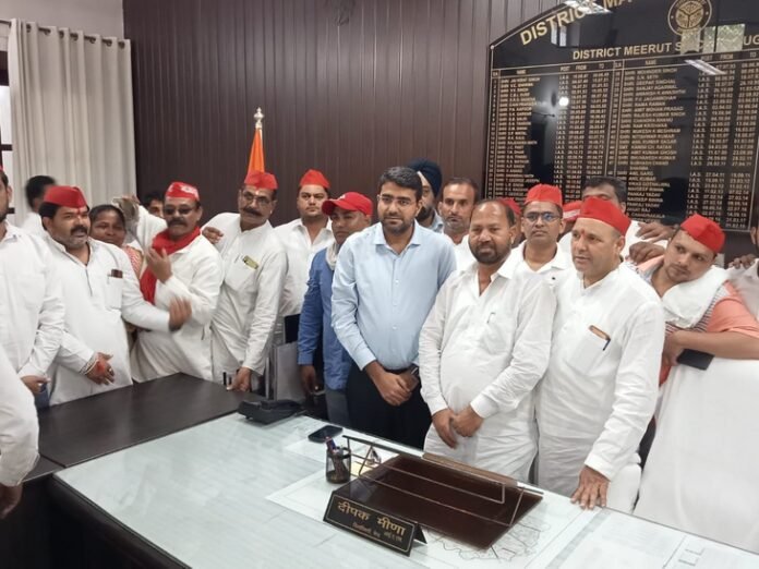 मेरठ में सपाइयों का डीएम आफिस पर धरना:  अखिलेश यादव को जेपी नारायण की मूर्ति पर माल्यार्पण से रोकने का जताया विरोध - Meerut News
