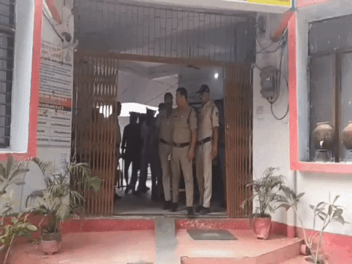 रीवा में 60 लीटर अवैध शराब बरामद:  पुलिस ने 4 आरोपियों को जेल भेजा - Rewa News
