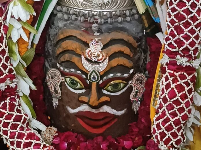 शुक्रवार के भस्म आरती दर्शन:  भगवान महाकाल को त्रिपुण्ड चंद्र और सर्प धारण कर राजा स्वरूप श्रृंगार - Ujjain News