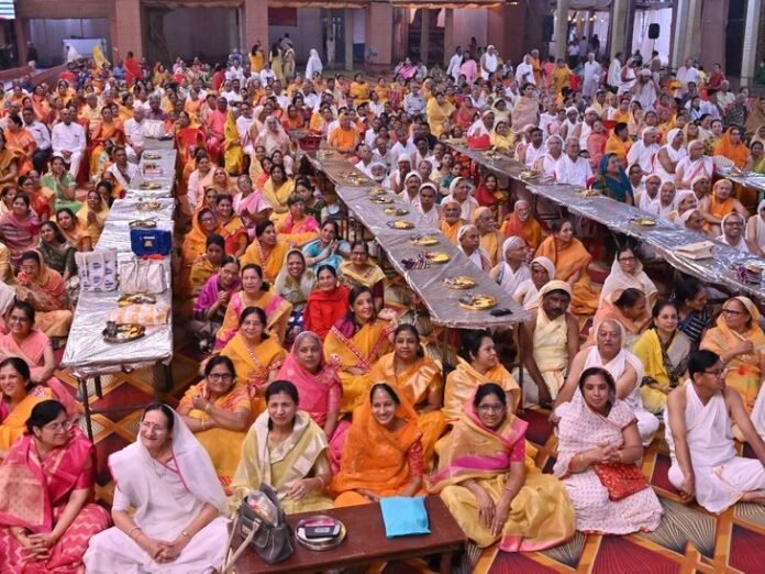 श्रावक-श्राविकाओं ने लिया मुनिश्री का आशीर्वाद:  परमार्थ का काम में सबसे आगे रहना चाहिए - मुनि प्रमाण सागर महाराज - Indore News